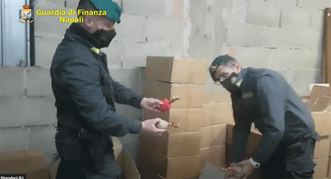 Melito di Napoli - Due arresti per detenzione di una tonnellata e mezzo di botti illegali e 600 litri di gasolio