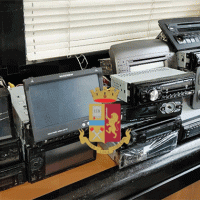 Vende autoradio su una bancarella, denunciato per ricettazione  