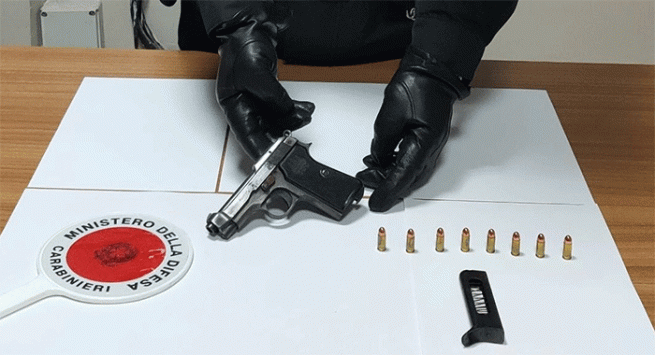 Torre Annunziata - Blitz dei carabinieri nei quartieri "Provolera" ed "Annunziata": arrestato 26enne in possesso di pistola