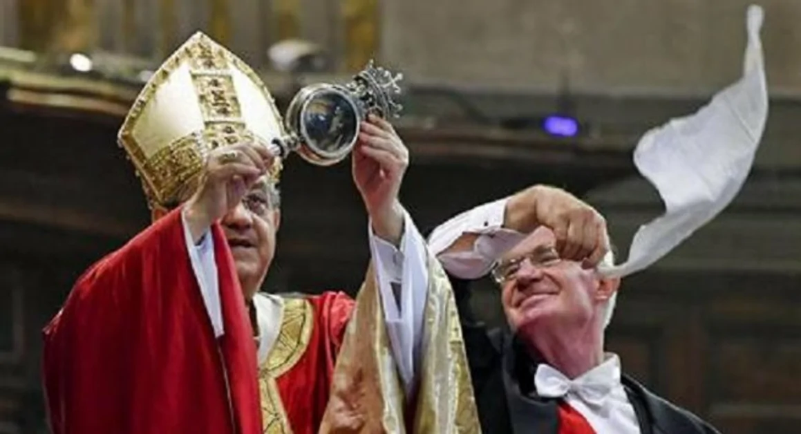 Il sangue di San Gennaro tarda a sciogliersi: sangue solido ancora in teca