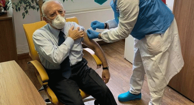 Covid, De Luca si sottopone al vaccino. "Aprire la scuola il 7 gennaio? E' presto per dirlo"