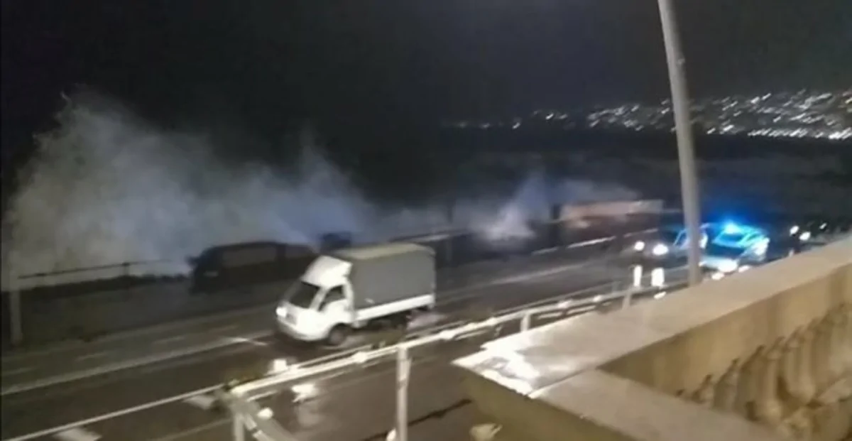 Napoli - Vento forte, mareggiata in via Caracciolo. Chiuso tratto del lungomare