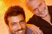 DayDreamer: Can Yaman augura buon anno con una foto insieme al suo papà Guven