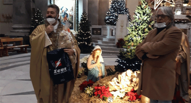 Torre Annunziata - L'Aicovis e le calze ai bambini della Mensa dei poveri