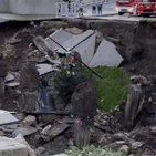Napoli - Boato all'alba, enorme voragine nel parcheggio dell'Ospedale del Mare