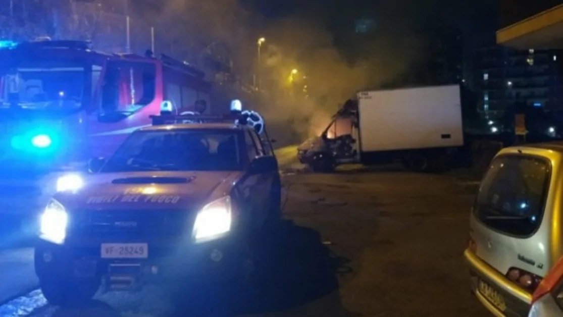 Torre del Greco - Tragedia sfiorata: va a fuoco un furgone parcheggiato sotto un palazzo