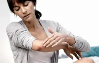 Macchie scure sui gomiti? Ecco i rimedi per schiarirli