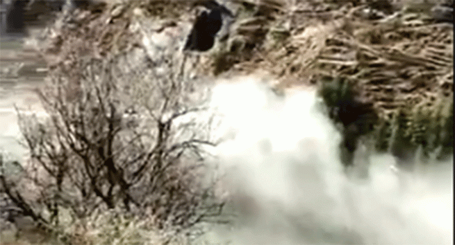 Parte di ghiacciaio dell'Himalaya si stacca e precipita in un fiume, si temono centinaia di morti