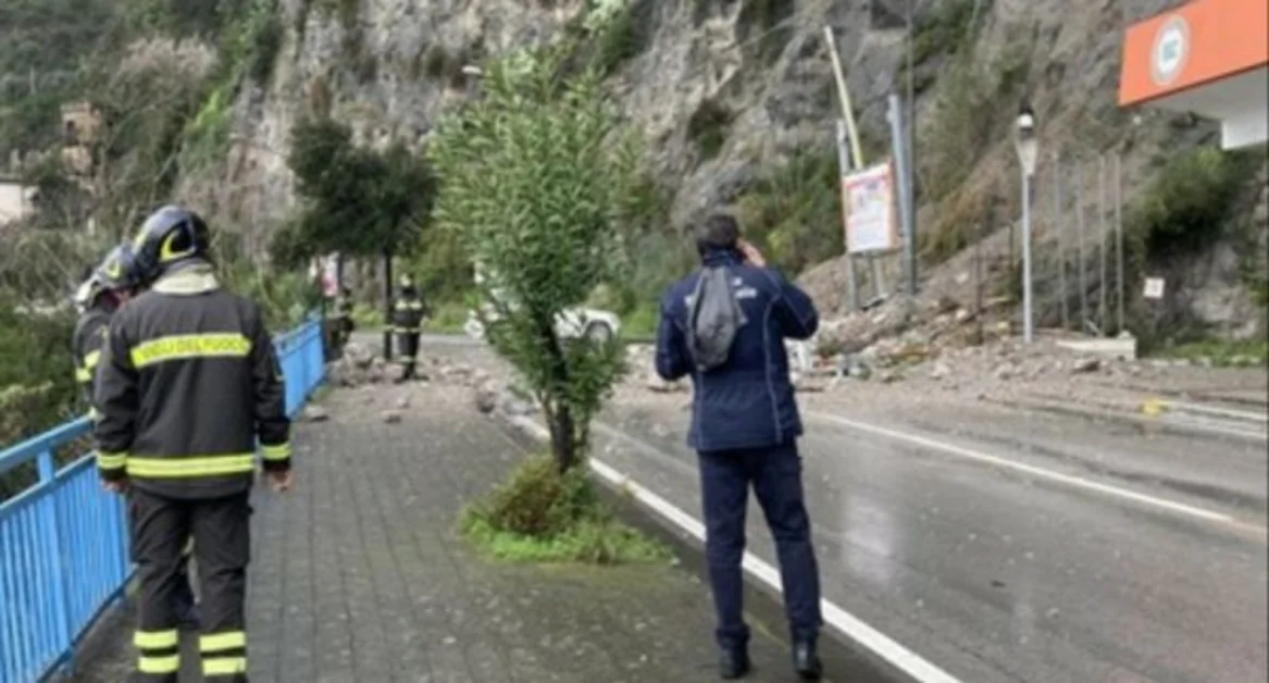 Frana sulla statale 18 tra Salerno e Vietri sul Mare
