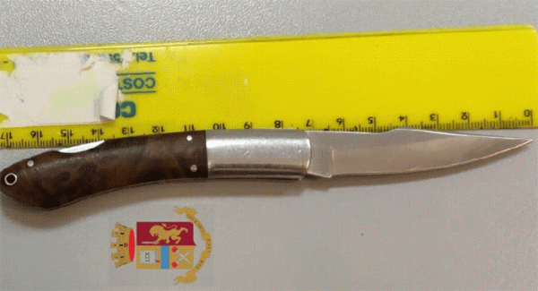 Napoli - Con un coltello danneggiava auto in sosta, denunciato 67enne