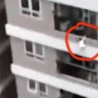 Bimba si salva cadendo da un dodicesimo piano. Un uomo la prende tra le braccia 