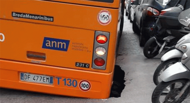 Napoli - Bus sprofonda in una voragine, nessun ferito tra i passeggeri