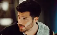 Bay Yanlis: i momenti più sexy di Can Yaman nella soap con Özge Gürel. Il video