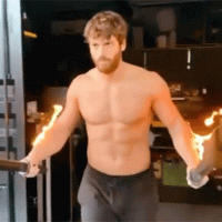 Can Yaman avvolto dalle fiamme durante l'allenamento. Il video