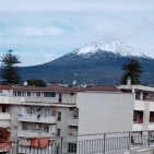 Vesuvio coperto di neve, freddo e pioggia in Campania: colpo di coda dell'inverno
