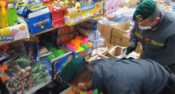 Sequestrati 140mila tra capi di abbigliamento contraffatti e mascherine monouso