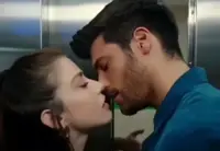 Bay Yanlis: scene hot nella nuova soap di Can Yaman e Özge Gürel. Il video 