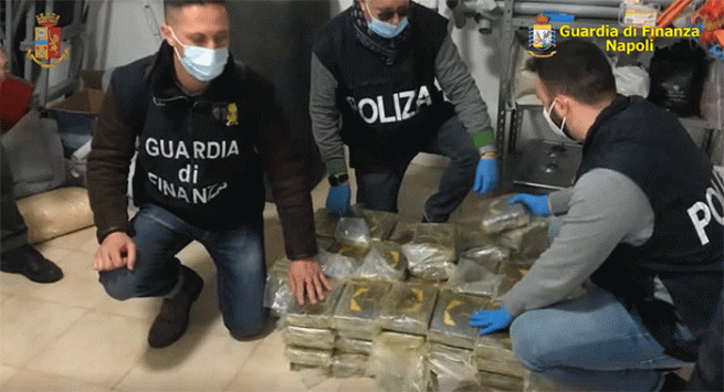 Sequestrati 150 kg di cocaina, 46 kg di hashish e 9 pistole: 5 arresti