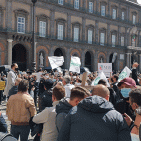 Confesercenti Campania, manifestazione in piazza del Plebiscito: 15 croci portate a spalla