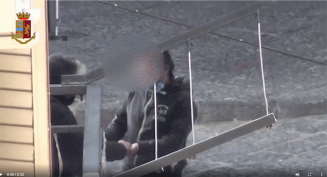 Napoli – Spaccio di droga: arrestata madre e due figli