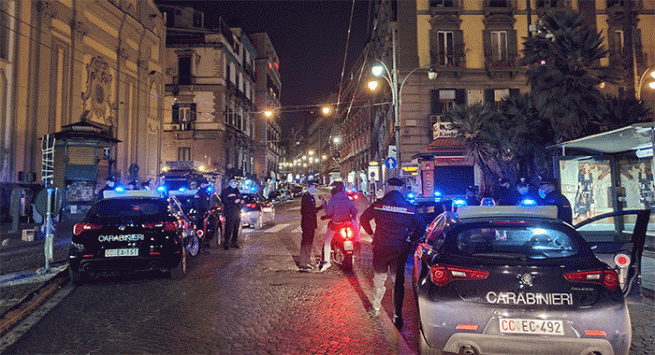 Napoli - Movida in piena pandemia. I carabinieri disperdono oltre 200 persone