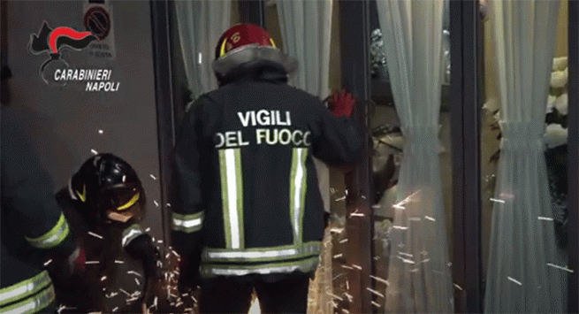 Napoli - Smantellato l'altarino con l'urna funeraria del baby boss Sibillo