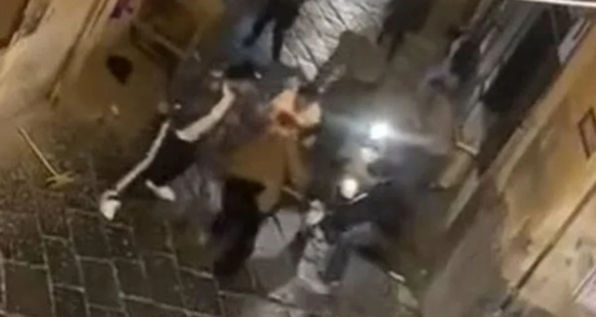 Aggredito con calci e pugni da una decina di persone: "Sei un ladro"