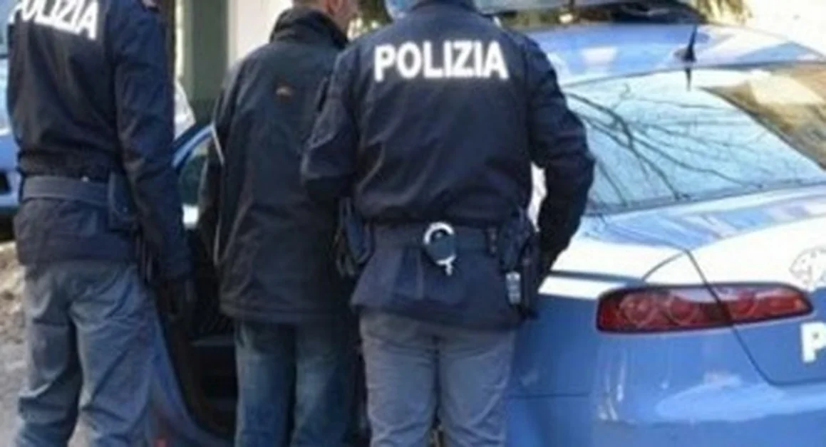 Perseguita la moglie e forza una finestra per entrare in casa: arrestato 43enne