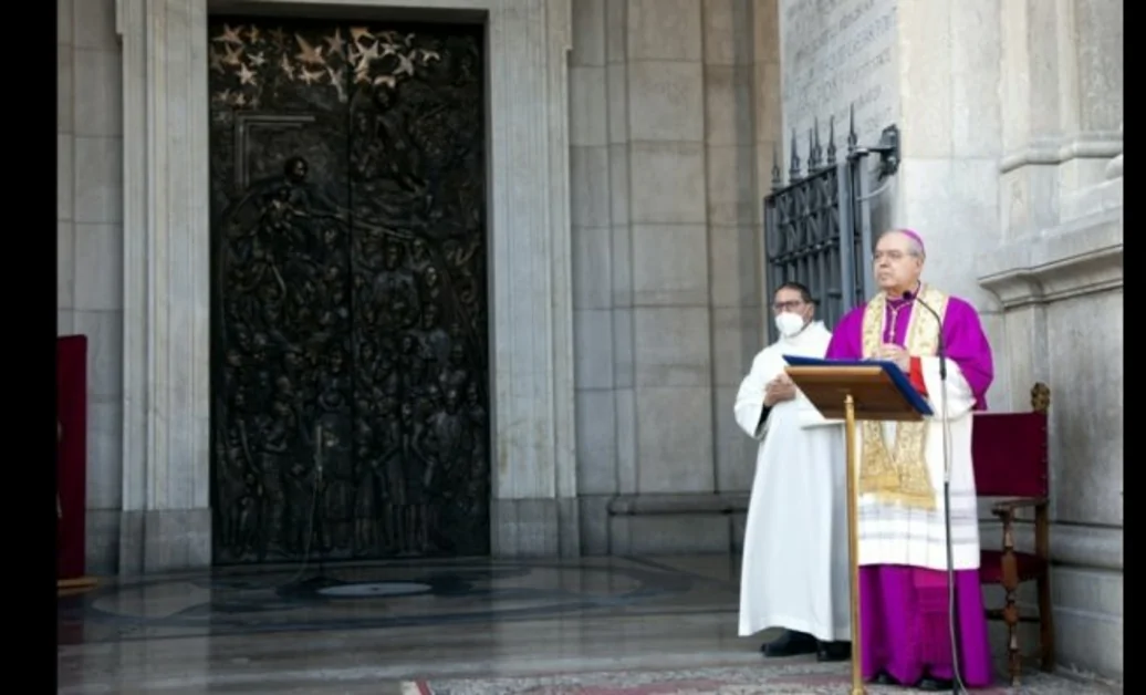 Pompei - Svelata la nuova porta di bronzo del Santuario: la cerimonia
