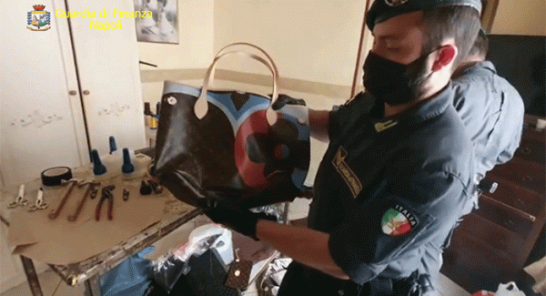 Napoli - Fabbrica del falso nel rione Sanità: 7mila articoli contraffatti