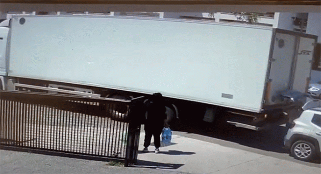 Camion fa retromarcia e scaraventa una donna dentro al portabagagli della sua auto