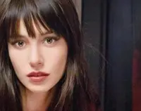 Bay Yanlis: Özge Gürel è in Italia. La partner di Can Yaman atterra a Roma. Ecco perché