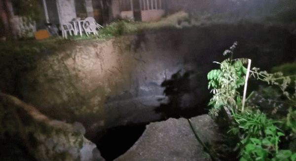 Napoli - Aperta nella notte un'ampia voragine alla Sanità