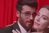 Bay Yanlis: dal 31 maggio la nuova serie di Can Yaman e Özge Gürel. Il promo