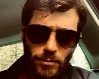 Can Yaman: violata la sua privacy. Fan fuori la porta di casa. Il video 