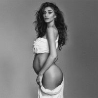 Belen Rodriguez: foto con pancione e sedere in bella vista. Complimenti e critiche