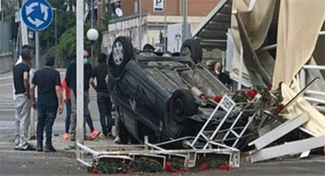 Torre Annunziata - Incidente stradale alla rotonda davanti al Tribunale, auto ribaltata 