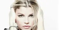 Selvaggia Lucarelli offende Emma Marrone. Il web s’infiamma. Ecco cosa è successo