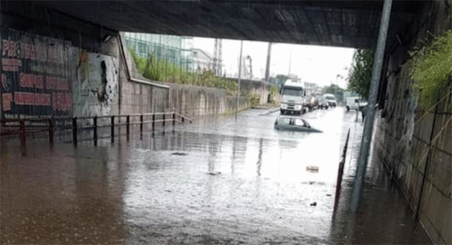 Torre Annunziata - Sottopassaggio di via Settetermini sommerso dalle acque, auto in panne e traffico in tilt