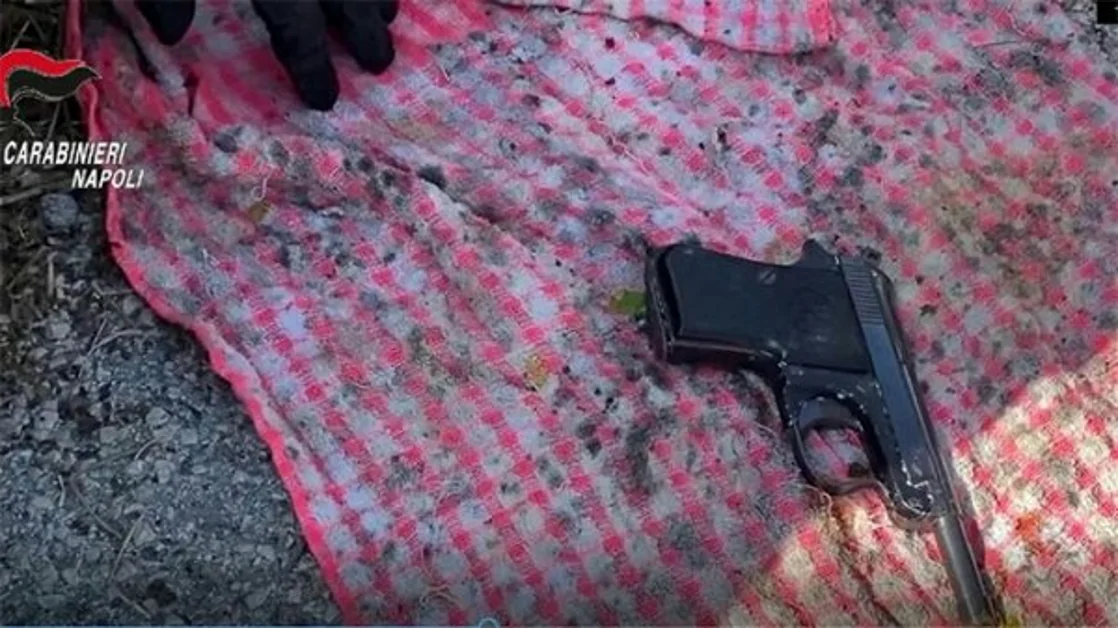 Blitz antidroga a Pianura: scoperte armi e cocaina occultata in un muretto