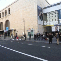 Ghanese brandisce coltello alla stazione di Roma, agente gli spara e lo colpisce all'inguine