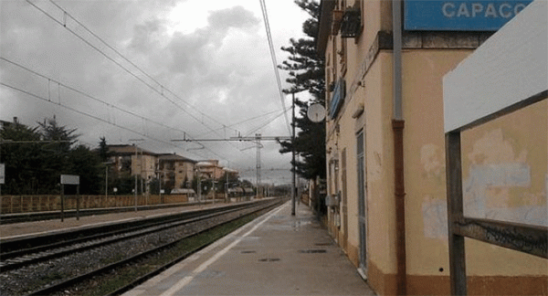 Muore a bordo di un treno, gli sottraggono la fede nuziale
