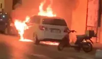 Torre Annunziata - Paura nella notte, auto in fiamme nei pressi di via IV Novembre