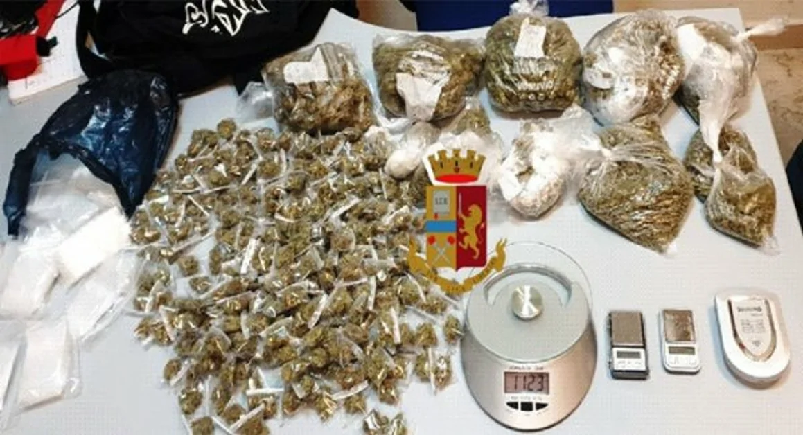 Ai domiciliari, all’arrivo dei poliziotti getta dalla finestra uno zaino con 1 kg di marijuana