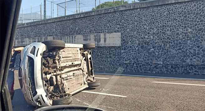 Auto si ribalta in autostrada nel tratto compreso tra Torre Annunziata Nord e Sud
