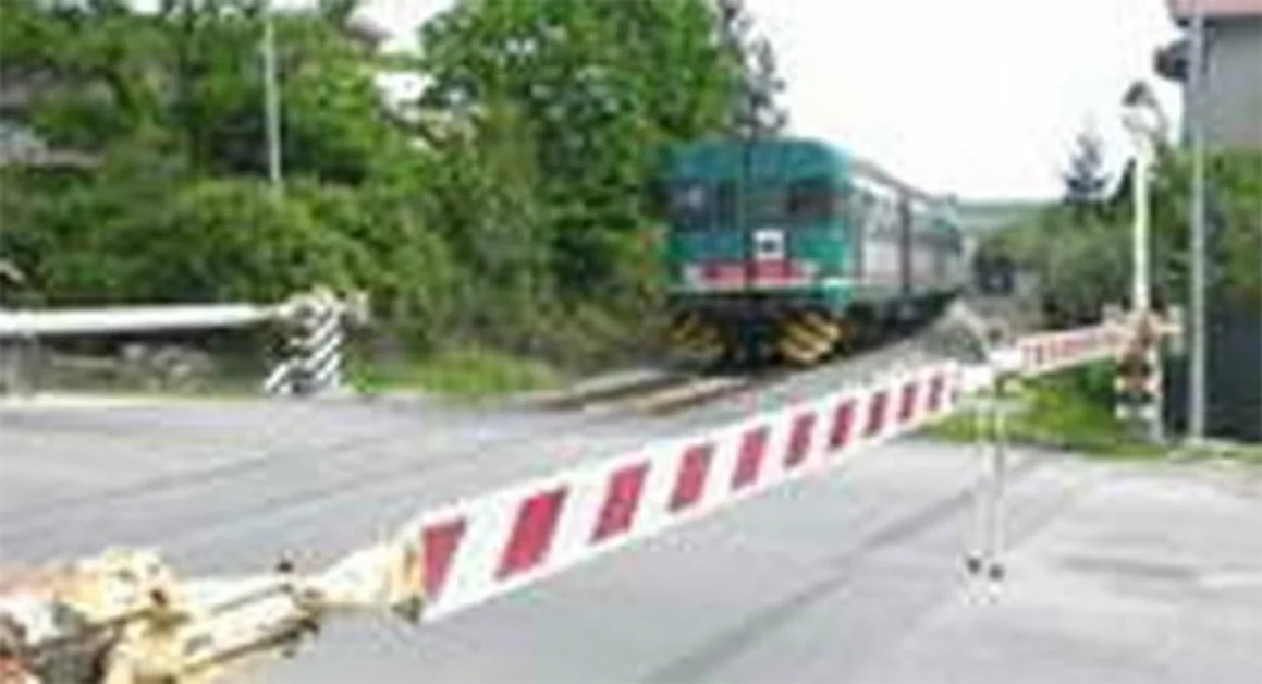 Torre Annunziata - Si chiude passaggio a livello, resta bloccata sui binari. Tragedia sfiorata