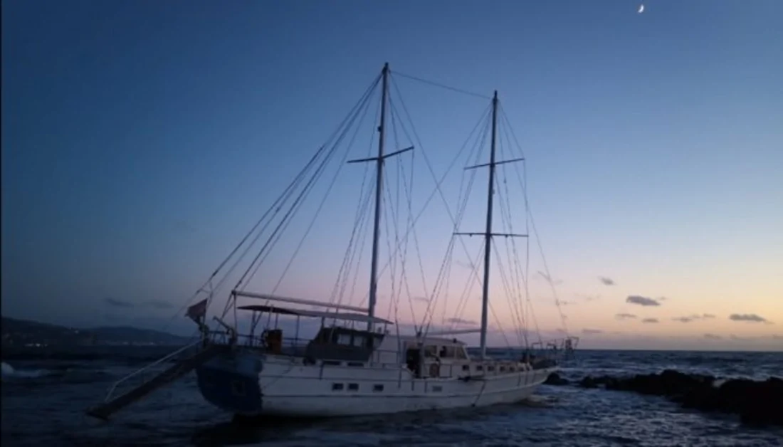 Torre Annunziata - Barca si incaglia alle Sette Scogliere, interviene la Guardia Costiera