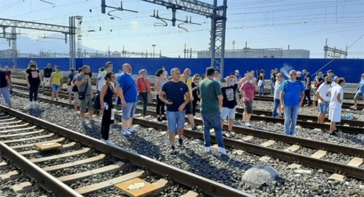 I lavoratori della Whirlpool bloccano i binari della stazione Centrale di Napoli
