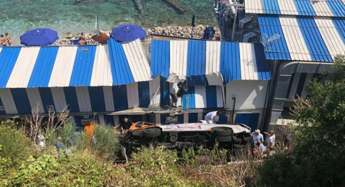 Capri – Minibus di linea precipita a Marina Grande, 1 morto e feriti gravi