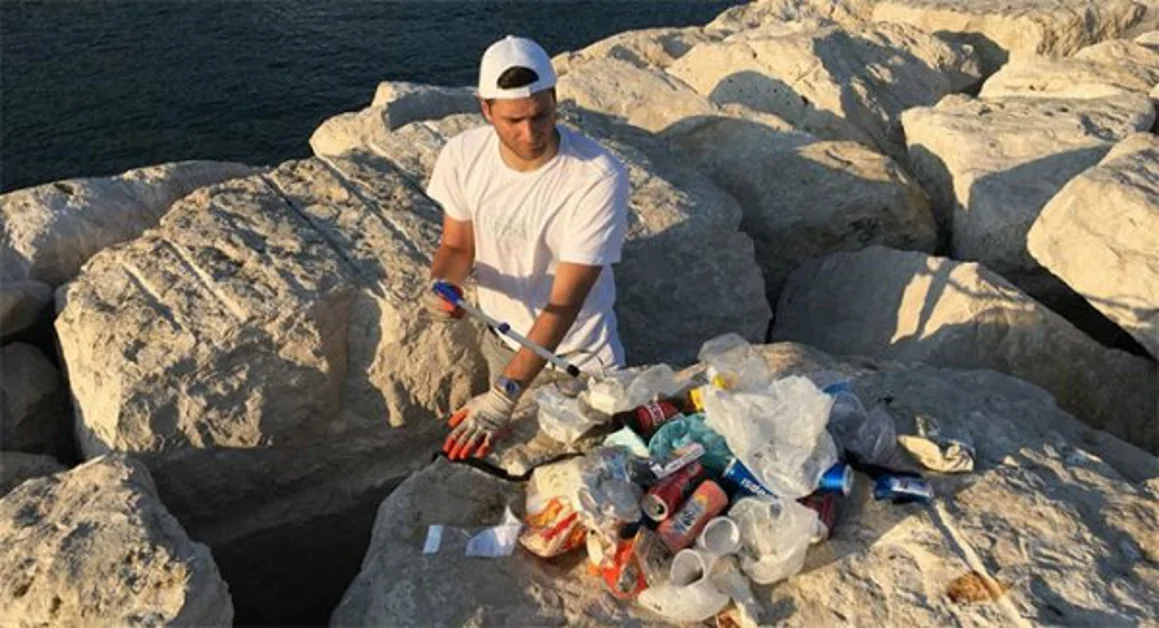 I volontari anti-rifiuti ripuliscono la scogliera di Torre Annunziata